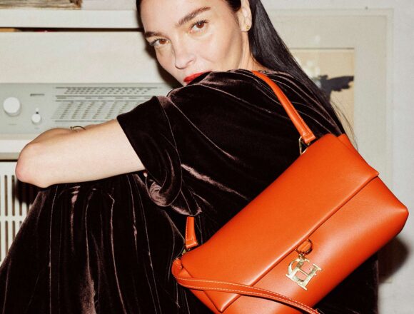 the-victoria-bag’s-regal-inspiration:-classic-envelopes