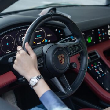 porsche-centre-bahrain-and-qannati-present-time-in-motion